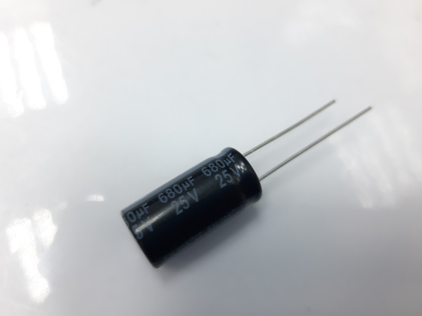 Конденсатор YAGEO 680мкФ 25V 105°  21см