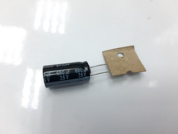Конденсатор  680мкФ 35V 105°  21см