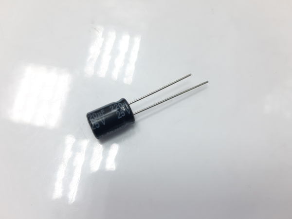 Конденсатор YAGEO 220мкФ 25V 105°  1,20,8см
