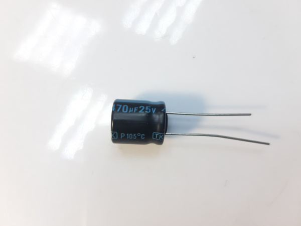 Конденсатор электролитический Jamicon 470мкФ 25V 105° (2)