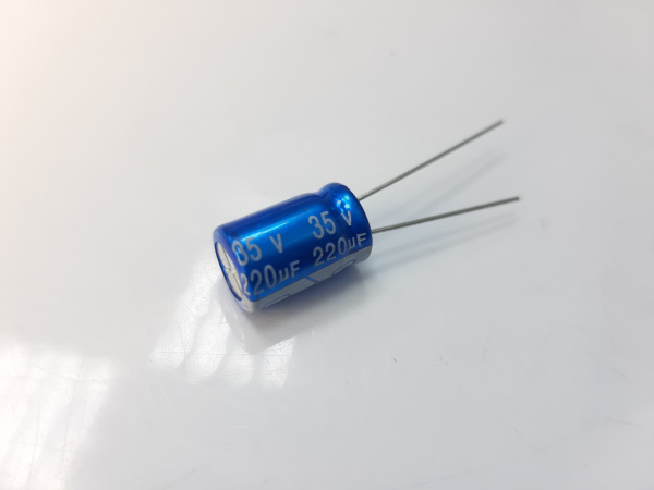 Конденсатор электролитический алюминиевый 220мкФ, 35v, 105°C (2)